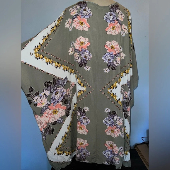 MAURICES kimono sz 0/1 floral pattern with green base - Picture 5 of 6